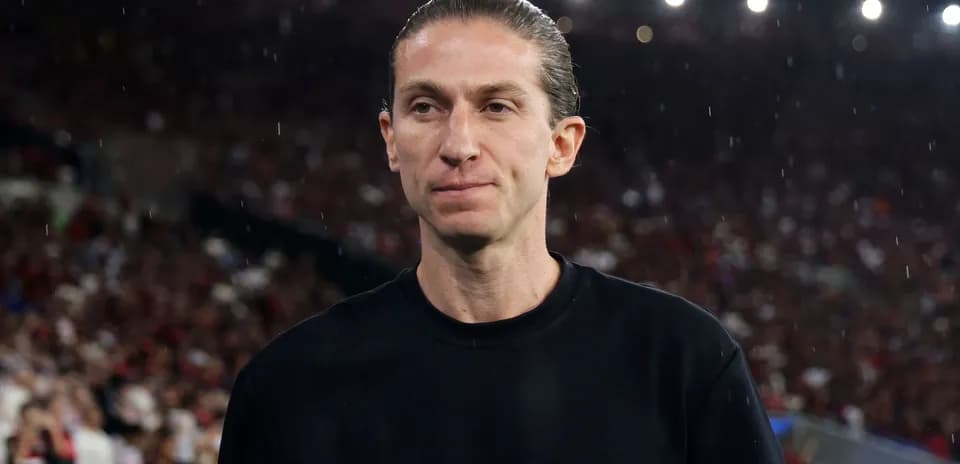 Entrenador en el campo durante un partido