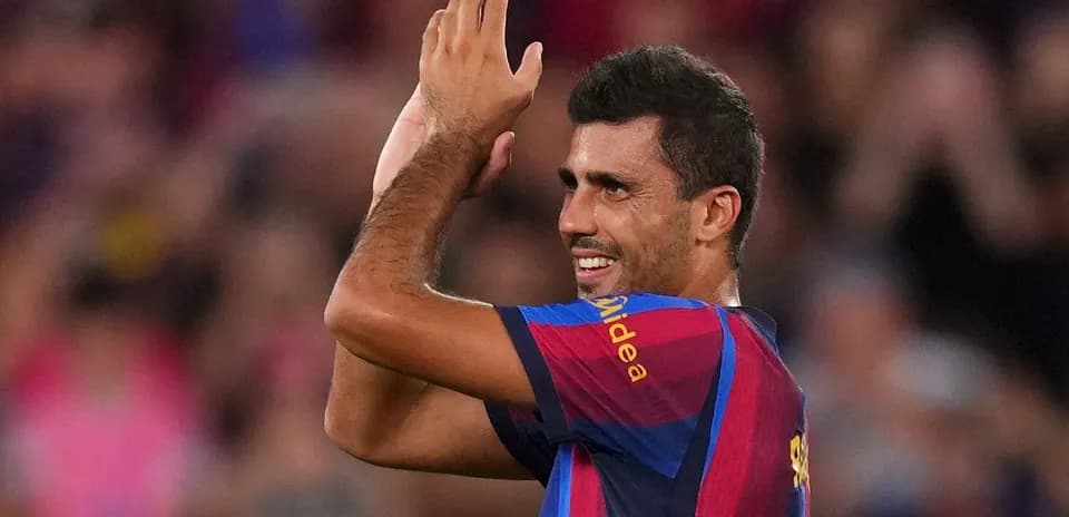 Jugador del FC Barcelona aplaudiendo a la afición