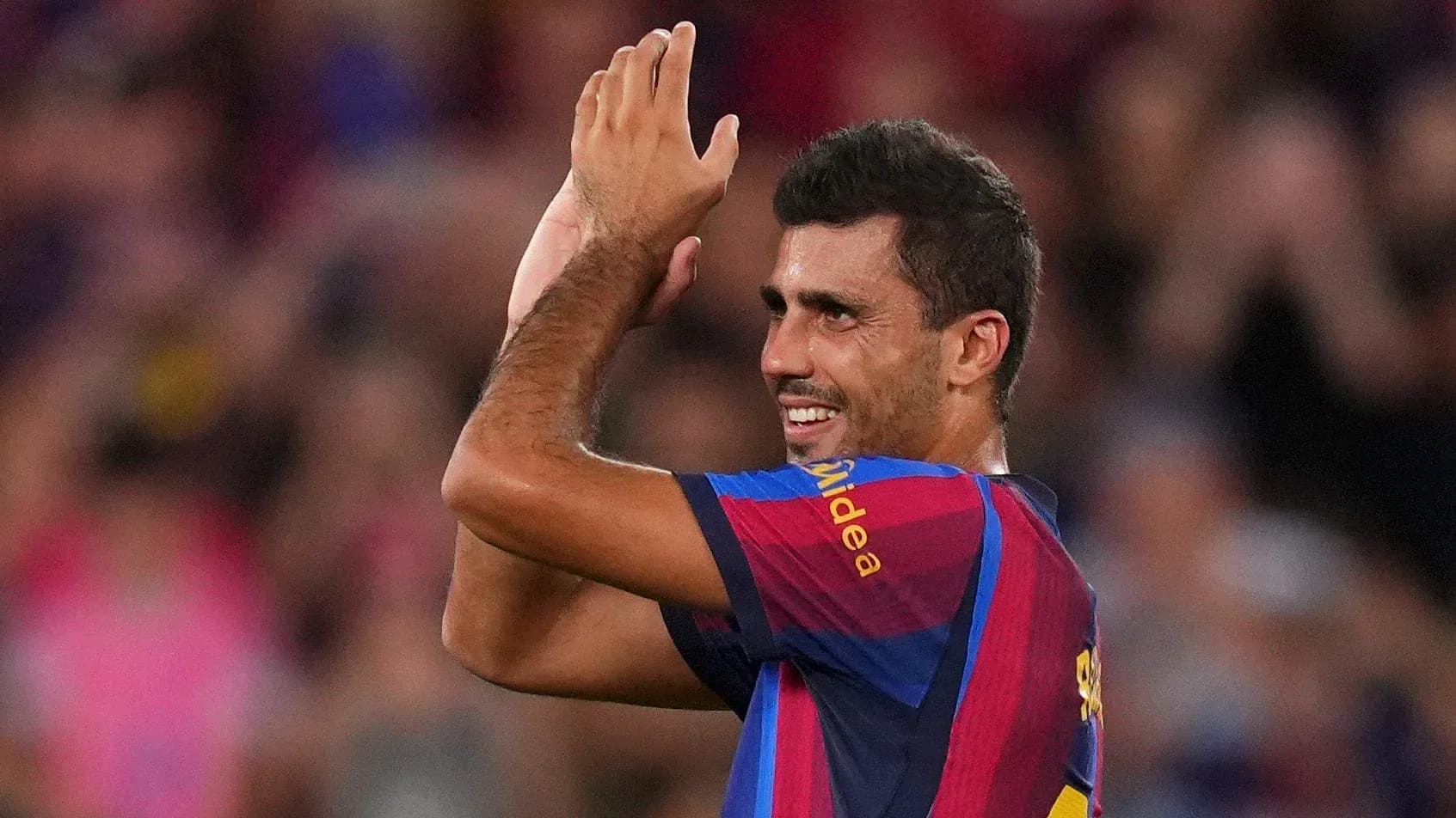 Jugador del FC Barcelona aplaudiendo a la afición