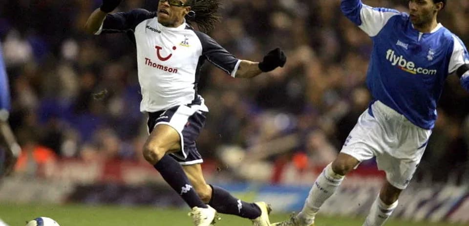 Jugador de Tottenham driblando a rival durante partido