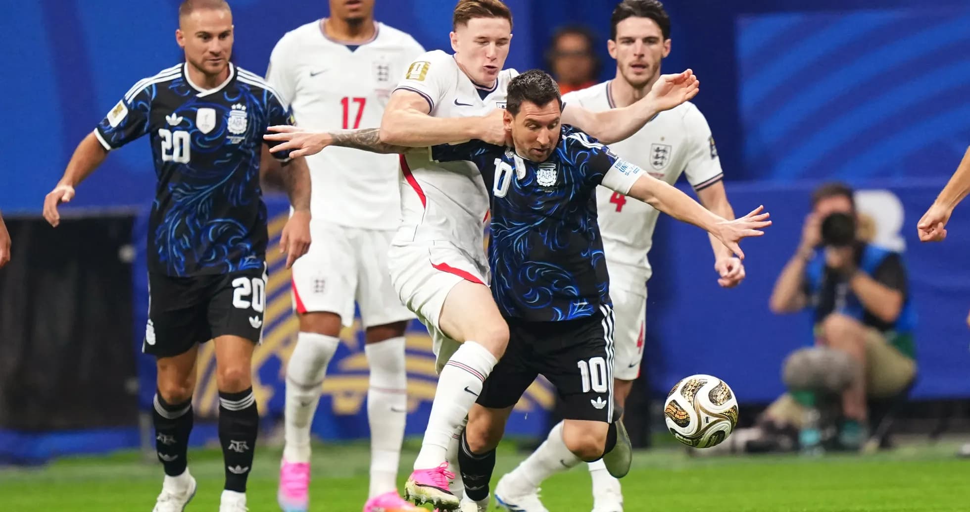 Lionel Messi dribbling en partido contra Inglaterra