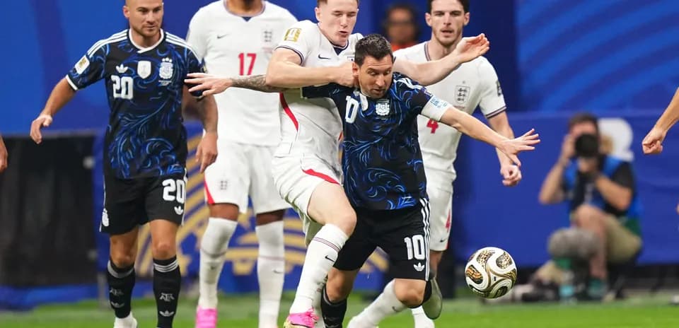 Lionel Messi dribbling en partido contra Inglaterra