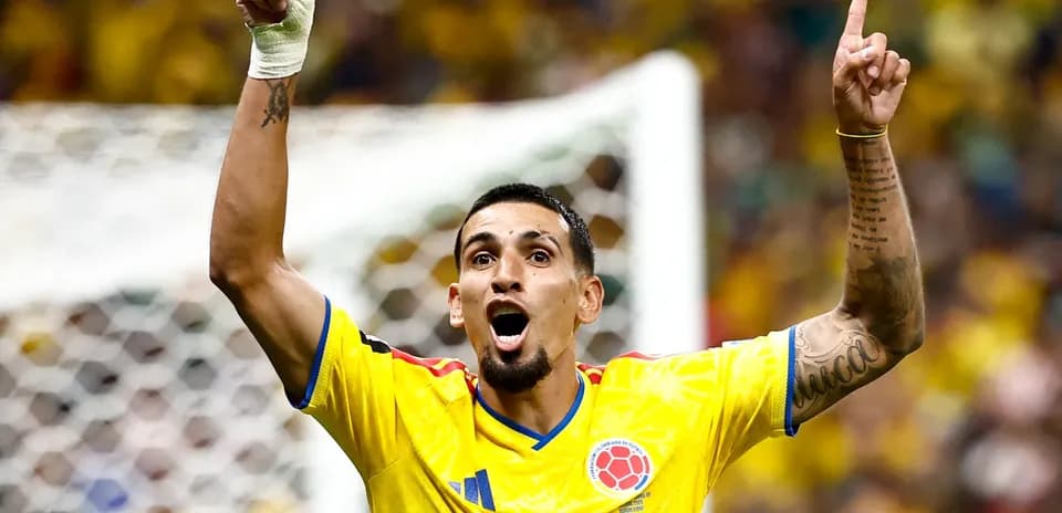 Jugador colombiano celebrando un gol en partido