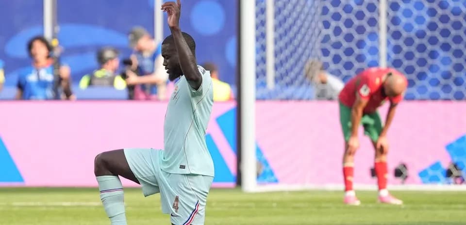 Jugador de fútbol celebrando mientras oponente se lamenta