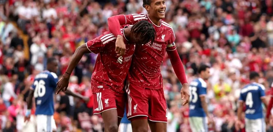 Jugadores de Liverpool celebrando un gol en el estadio