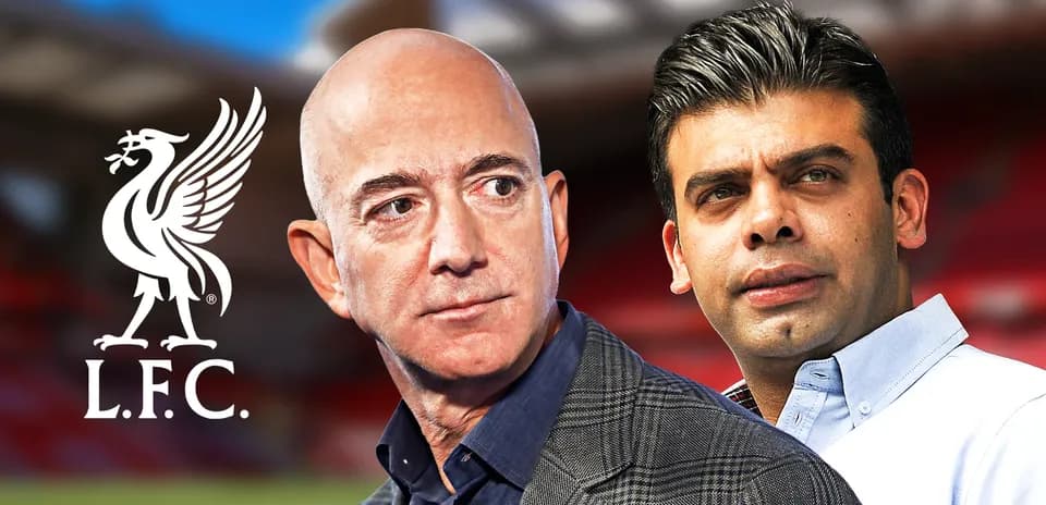 Jeff Bezos y otro empresario frente al estadio de Liverpool