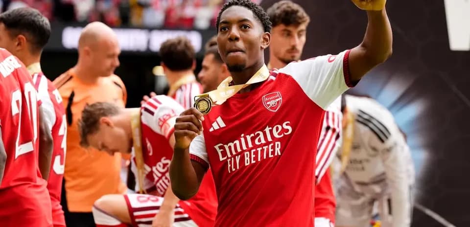 Jugador del Arsenal celebrando con medalla dorada