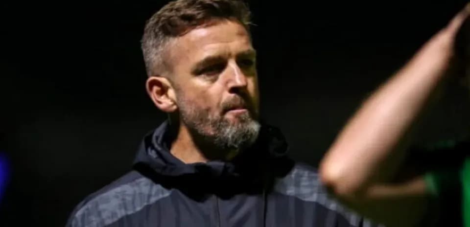 Entrenador hablando con jugador en el campo