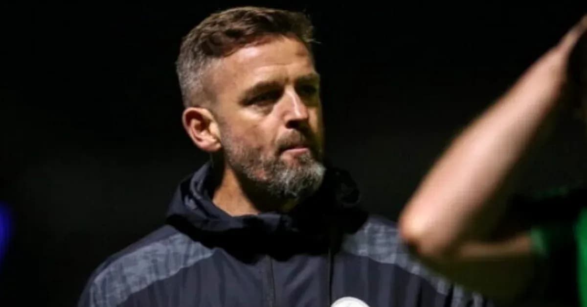 Entrenador hablando con jugador en el campo
