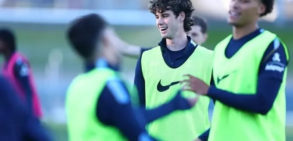 Jugadores entrenando y riendo en el campo
