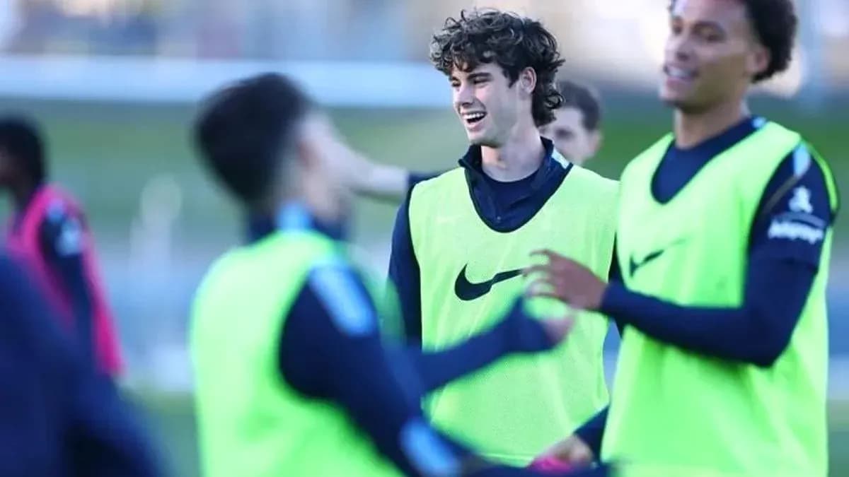 Jugadores entrenando y riendo en el campo