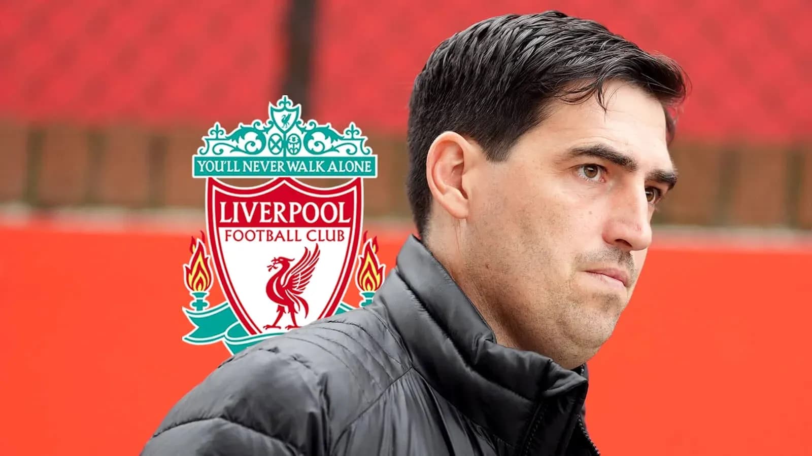 Entrenador de Liverpool frente al logo del club
