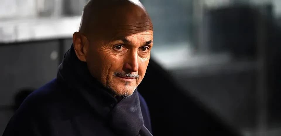 Entrenador en la banca durante un partido