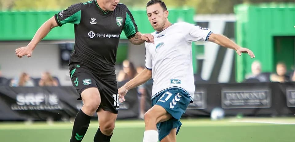 Jugadores compitiendo por el balón en el partido