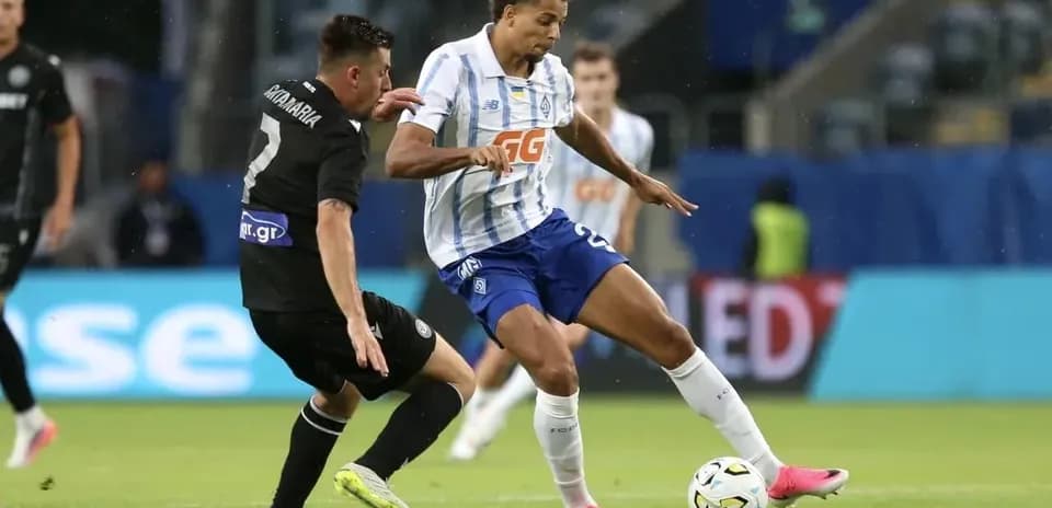 Jugador de Dynamo Kyiv driblando a defensor de PAOK