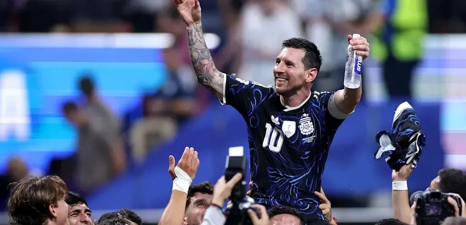 Lionel Messi siendo levantado por sus compañeros