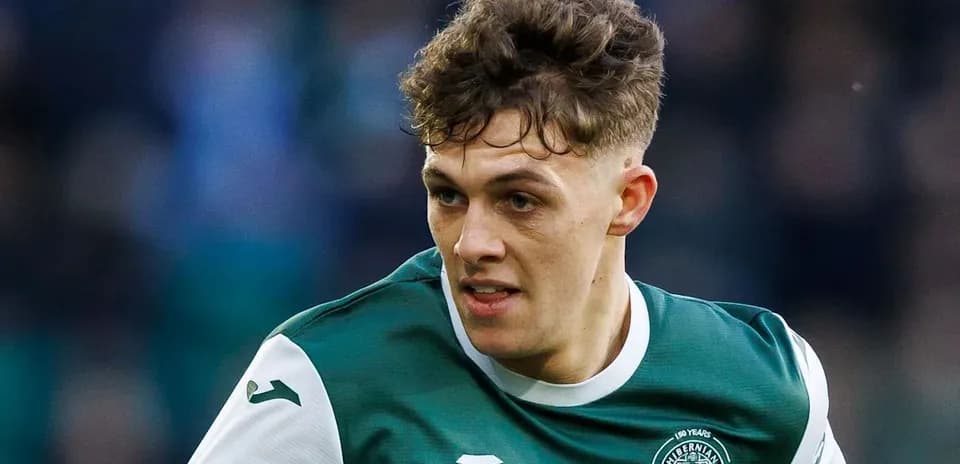 Jugador de Hibernian corriendo en el campo