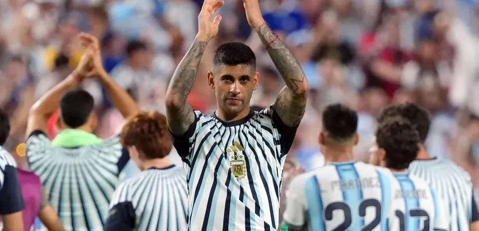 Jugador argentino aplaudiendo tras el partido