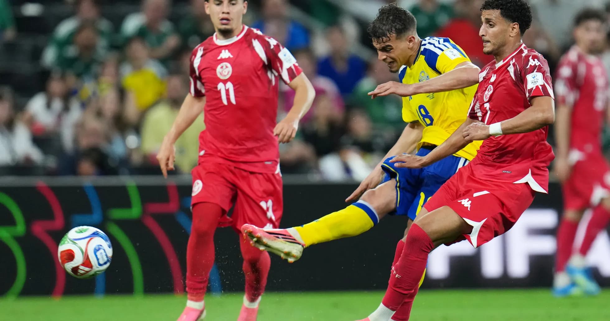 Jugador sueco pateando el balón contra Túnez