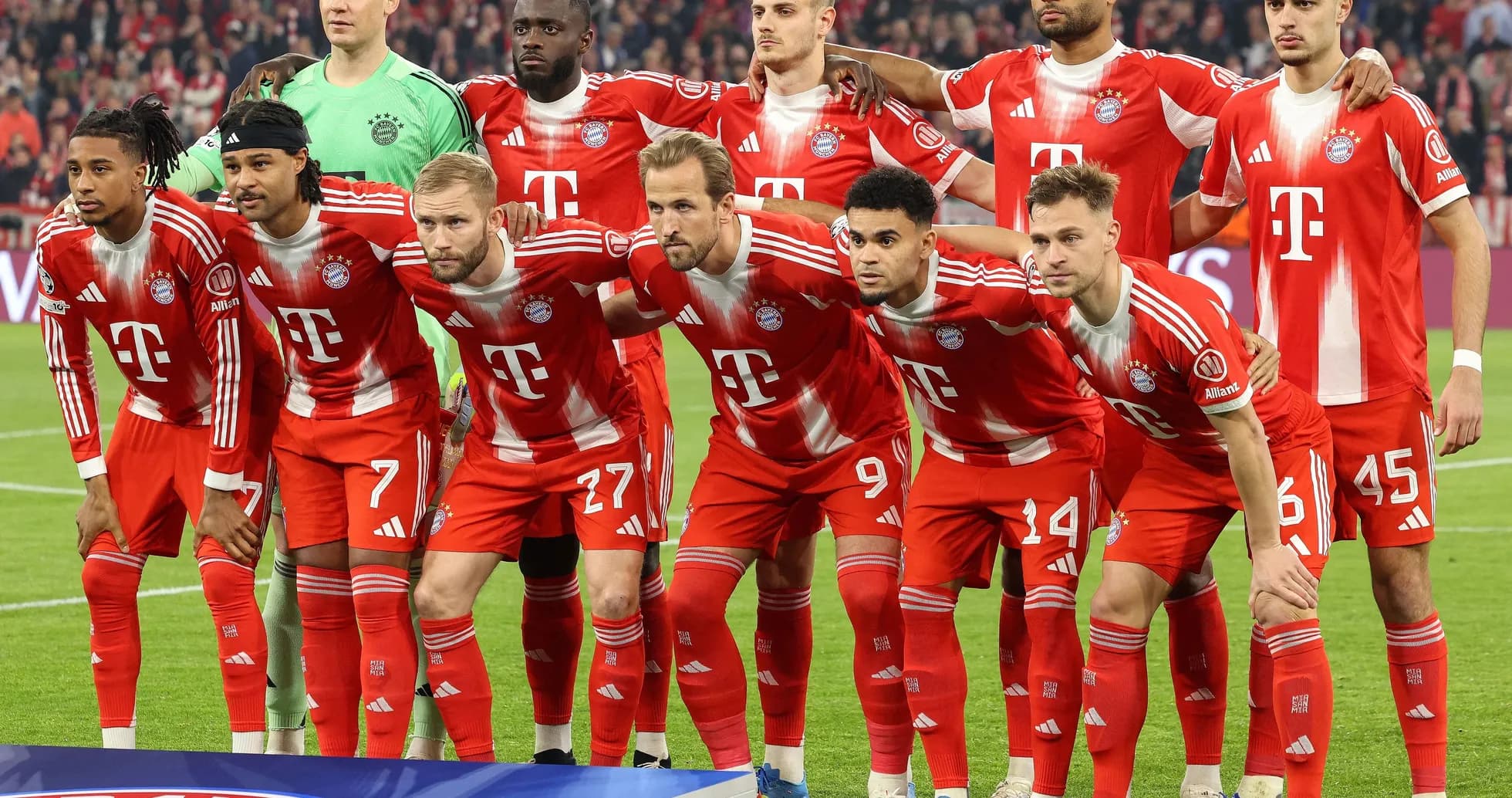 Equipo de Bayern Munich posando antes del partido