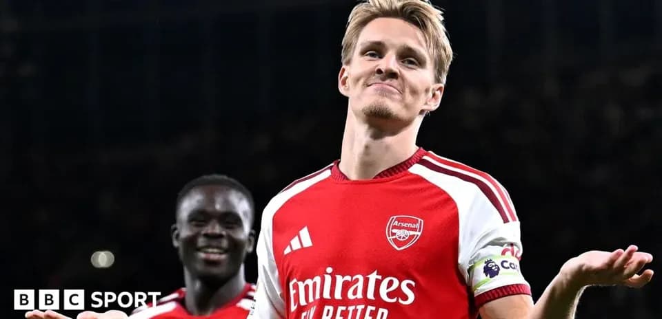 Jugador de Arsenal celebrando con gesto despreocupado