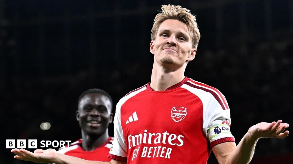 Jugador de Arsenal celebrando con gesto despreocupado
