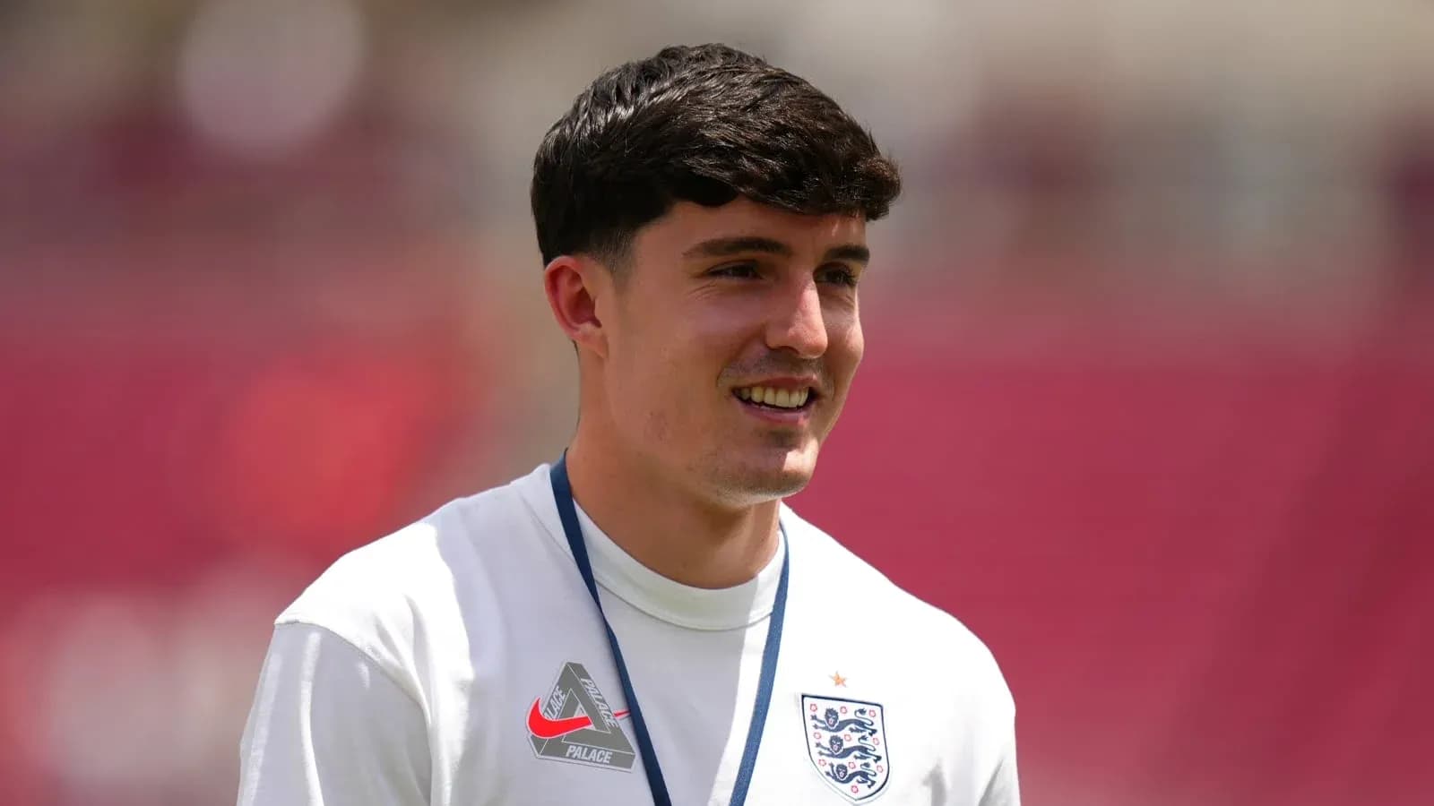 Jugador de Inglaterra sonriendo en el campo