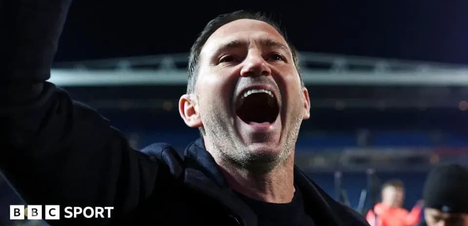 Entrenador celebrando con entusiasmo tras el partido