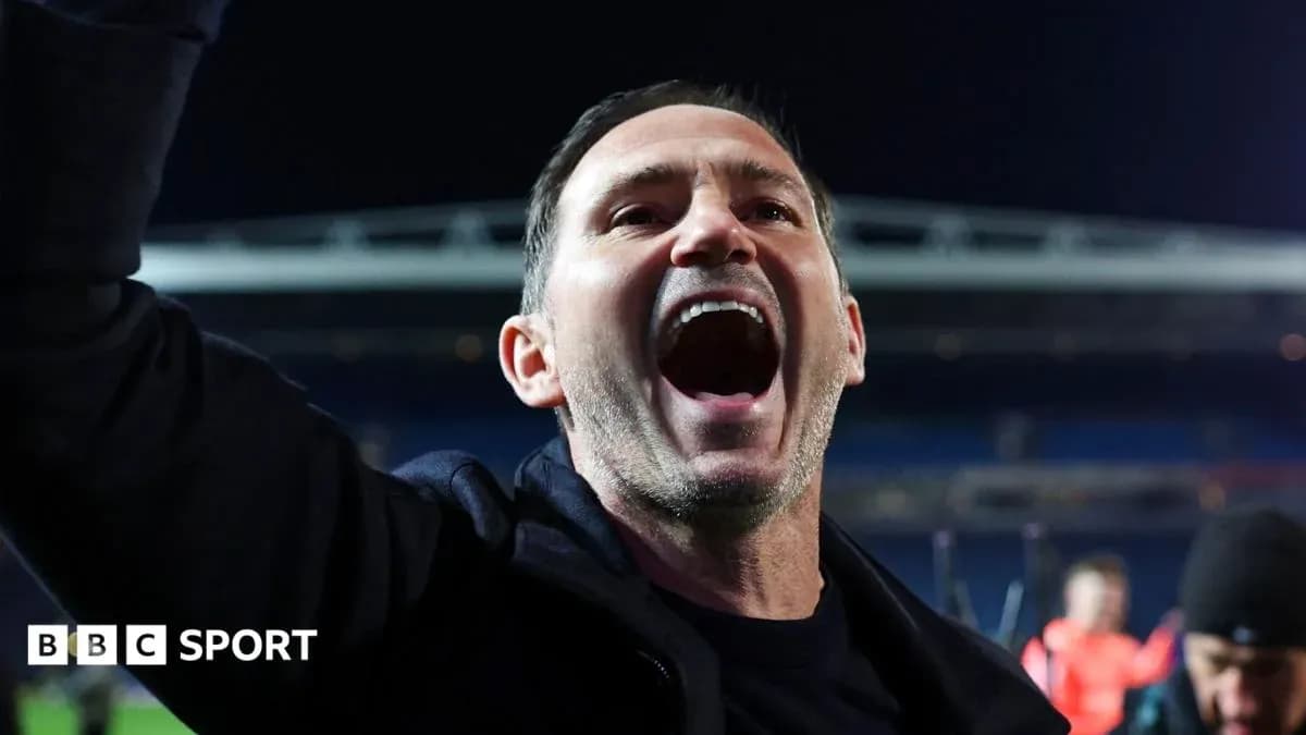 Entrenador celebrando con entusiasmo tras el partido