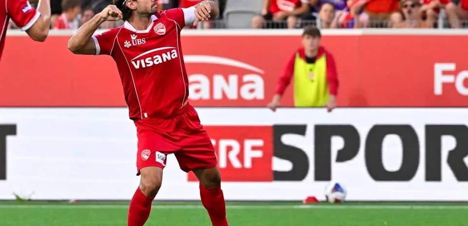Jugador celebrando un gol en el partido