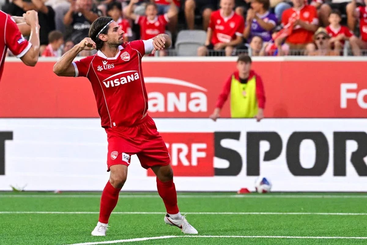 Jugador celebrando un gol en el partido