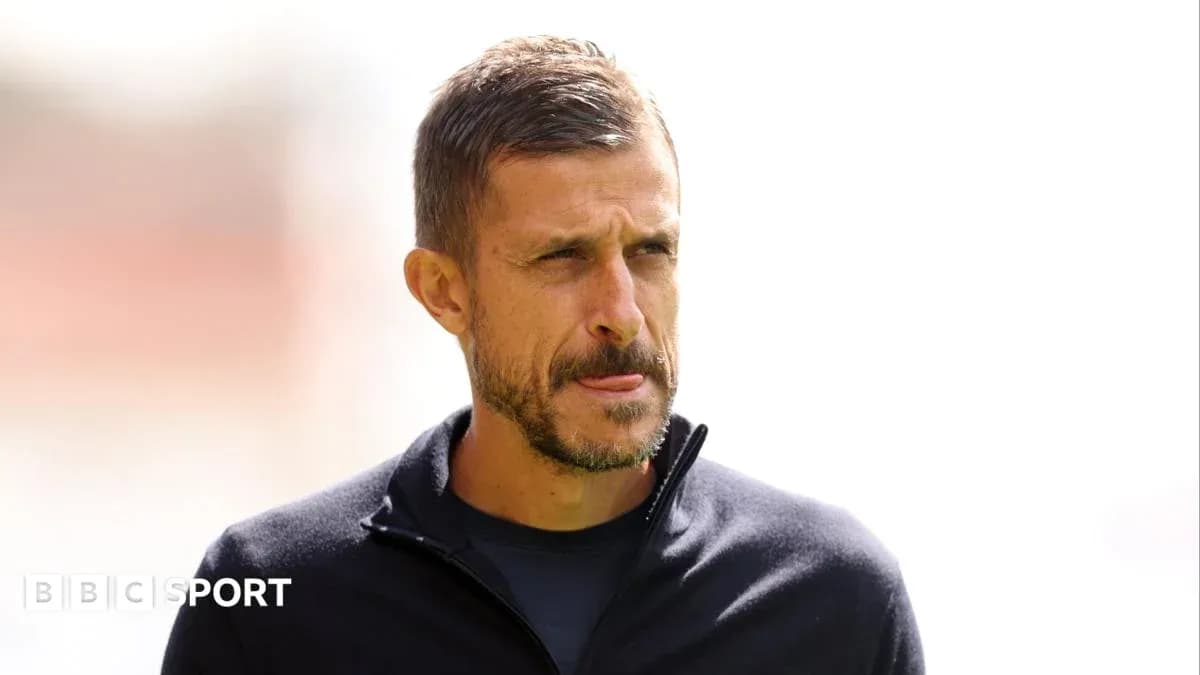 Entrenador en el campo durante el partido