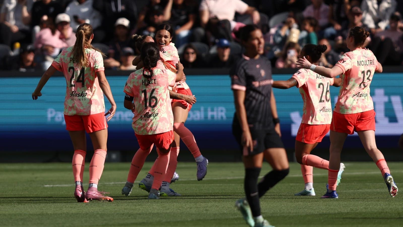 Jugadoras celebrando un gol en el partido