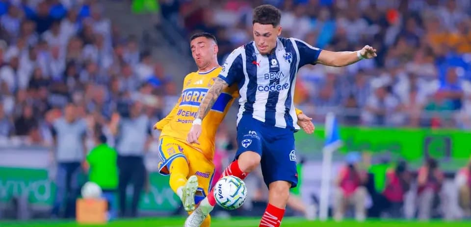 Jugador de Monterrey disputa el balón con Tigres