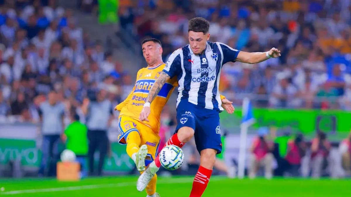 Jugador de Monterrey disputa el balón con Tigres