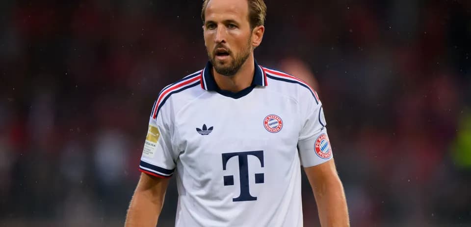 Jugador de Bayern Múnich en uniforme blanco en el campo
