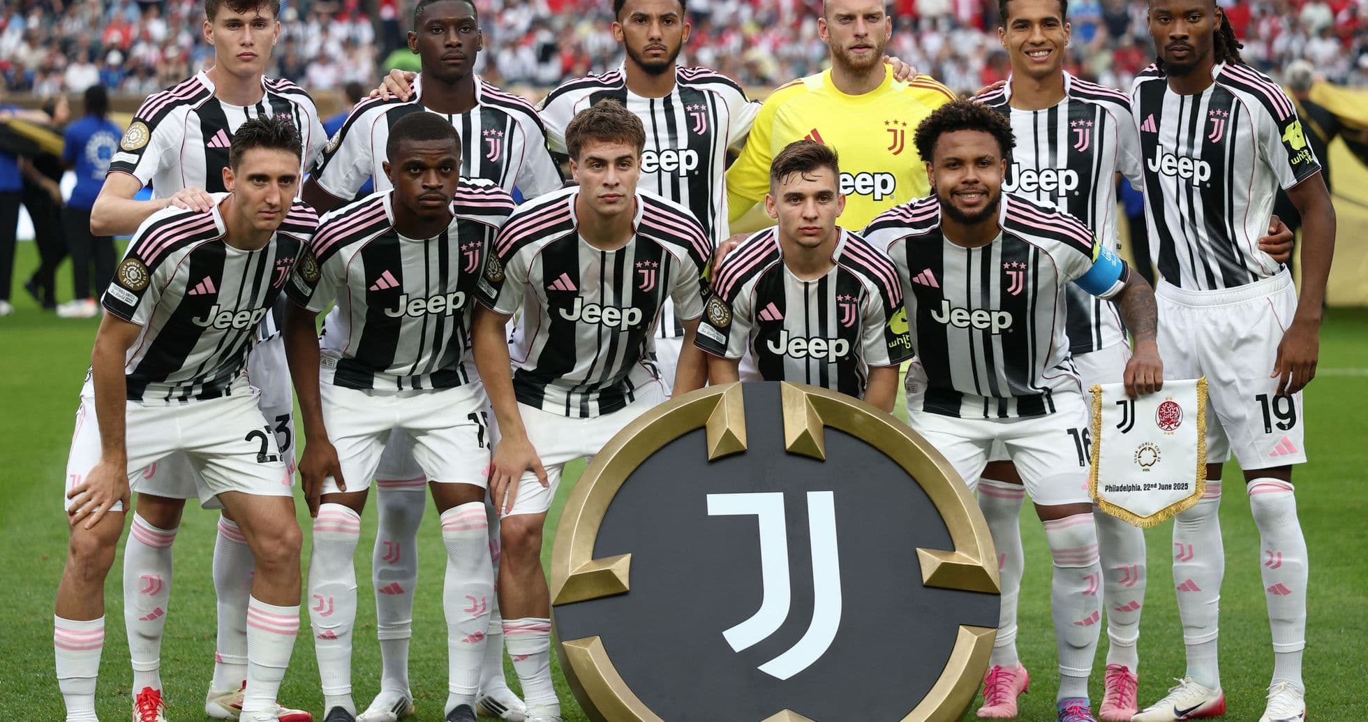 Jugadores de Juventus posando con trofeo en campo
