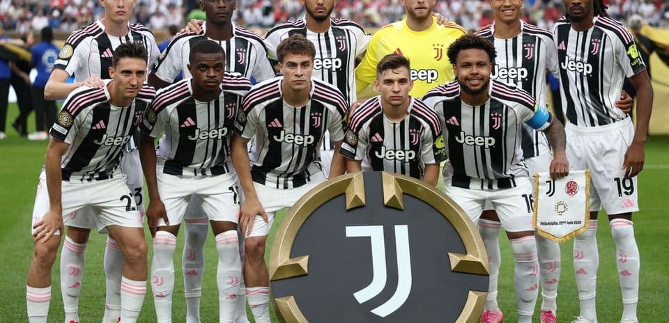 Jugadores de Juventus posando con trofeo en campo