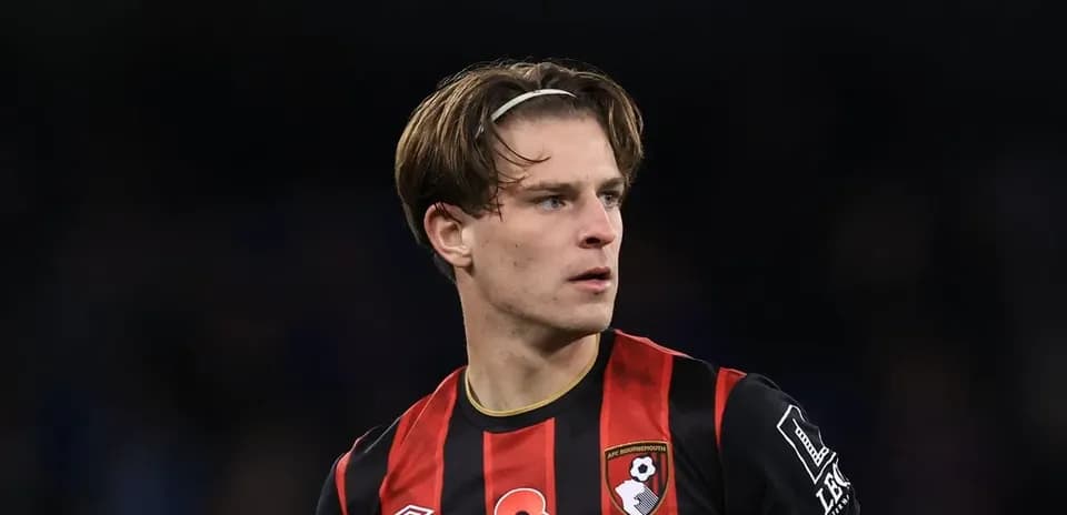 Jugador de Bournemouth en acción durante un partido
