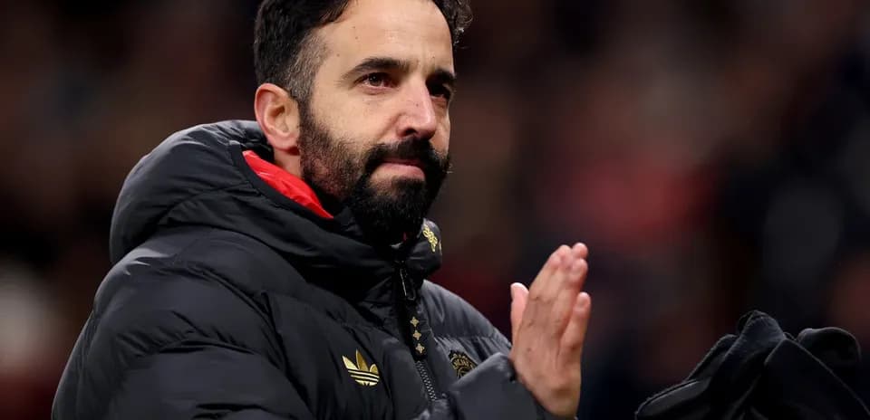 Entrenador aplaudiendo en el banquillo del partido