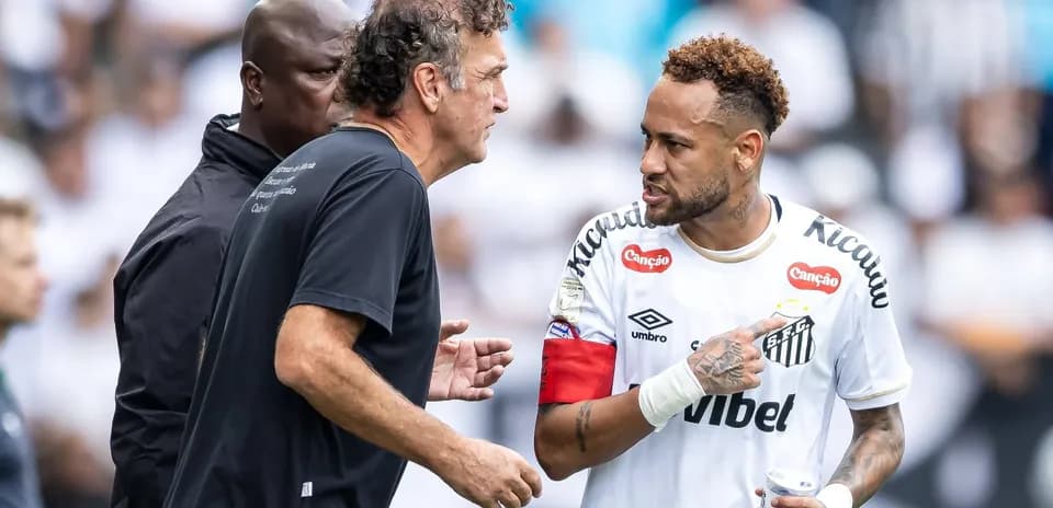 Neymar conversando con entrenador durante el partido