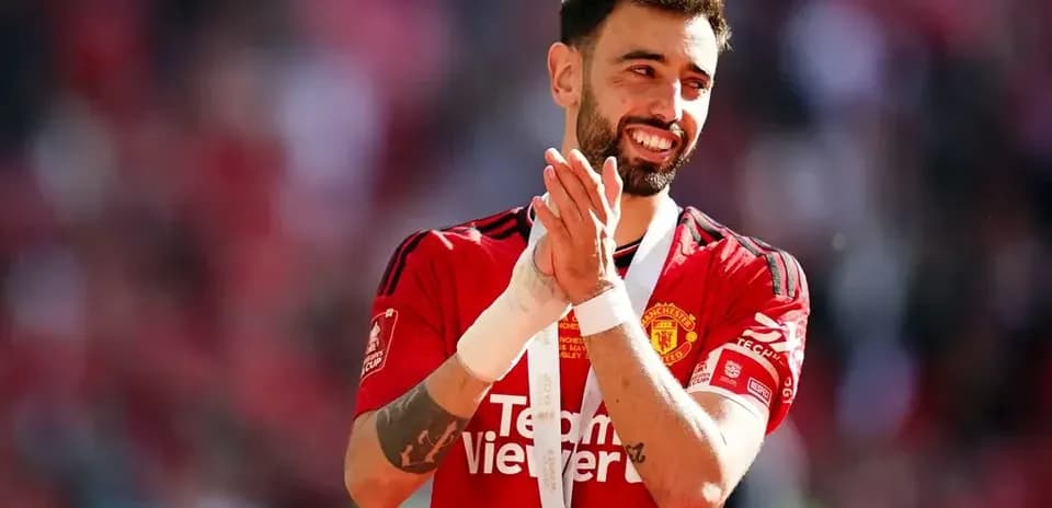 Bruno Fernandes aplaudiendo con medalla tras partido
