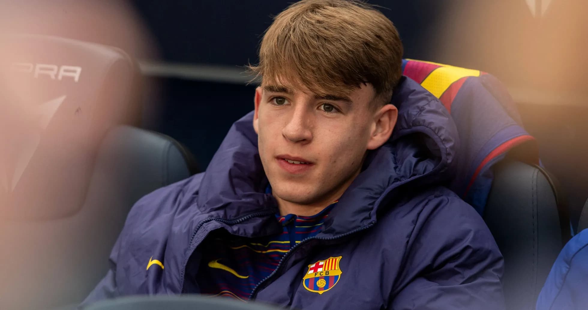 Jugador de Barcelona sentado en el banquillo