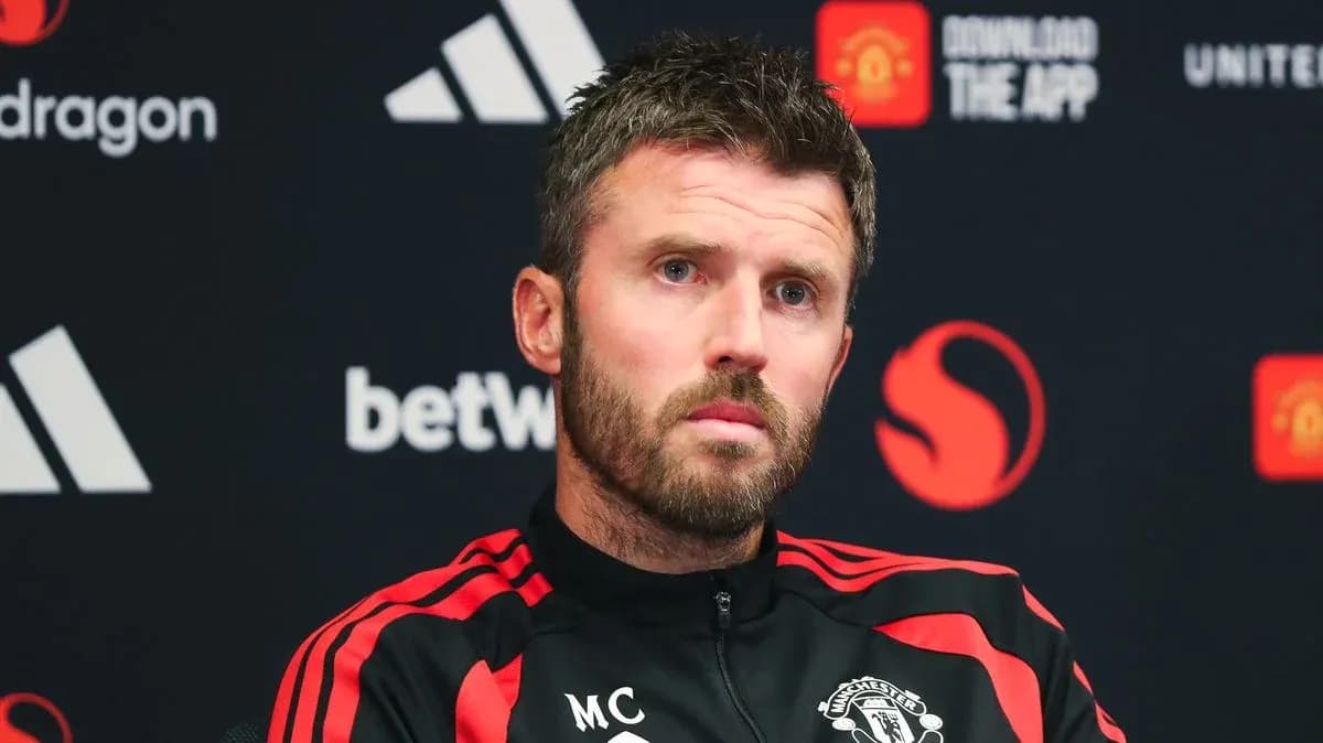 Entrenador en conferencia de prensa con camiseta de Manchester United