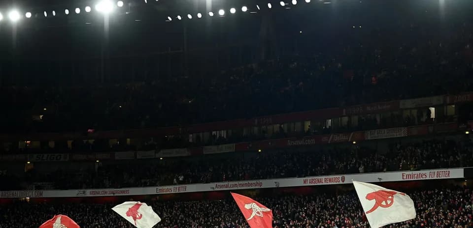 Aficionados ondeando banderas en el estadio Emirates