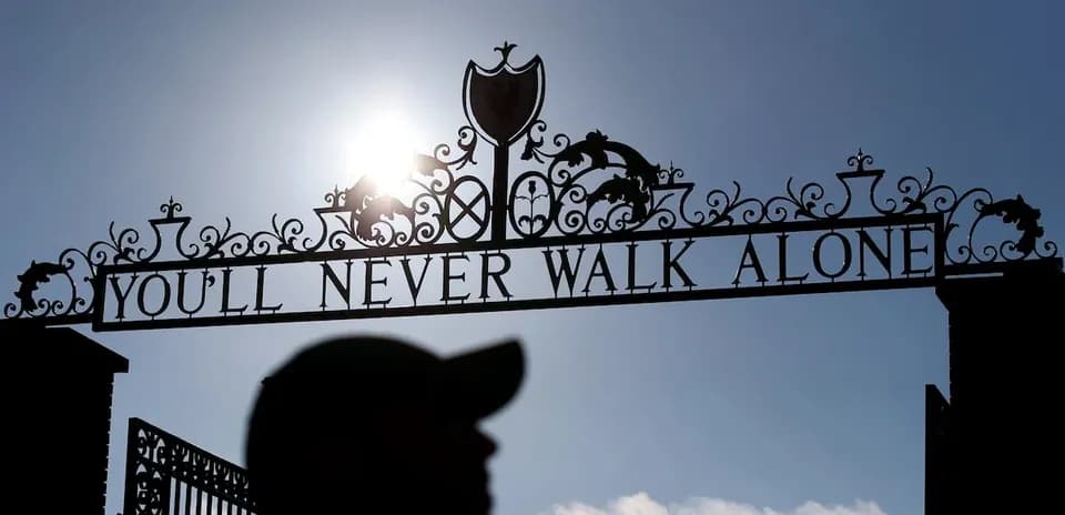 Reja del estadio con lema 'You'll Never Walk Alone'