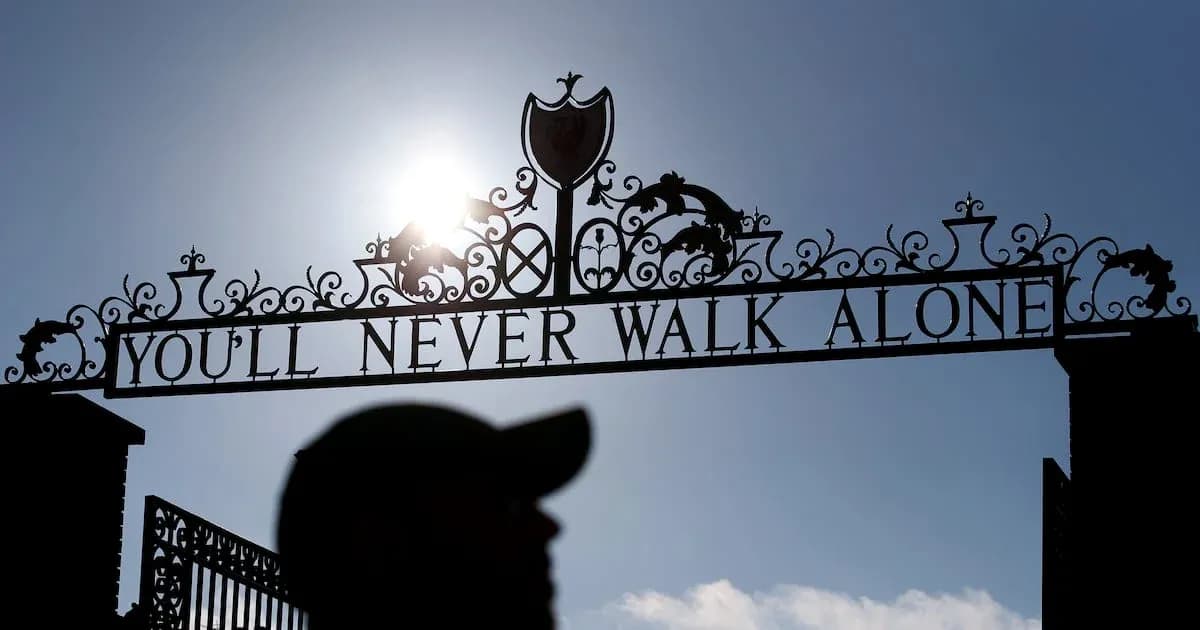 Reja del estadio con lema 'You'll Never Walk Alone'