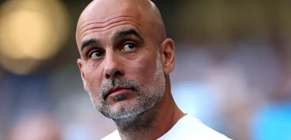 Entrenador observando durante un partido de fútbol