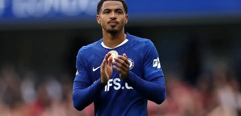 Jugador aplaudiendo en el campo durante el partido