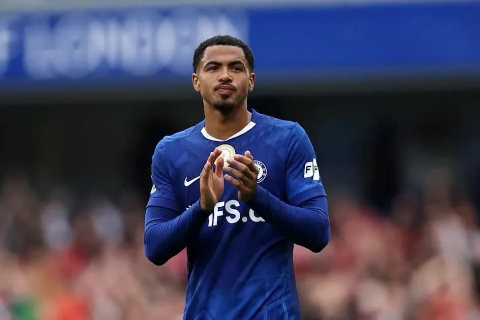 Jugador aplaudiendo en el campo durante el partido